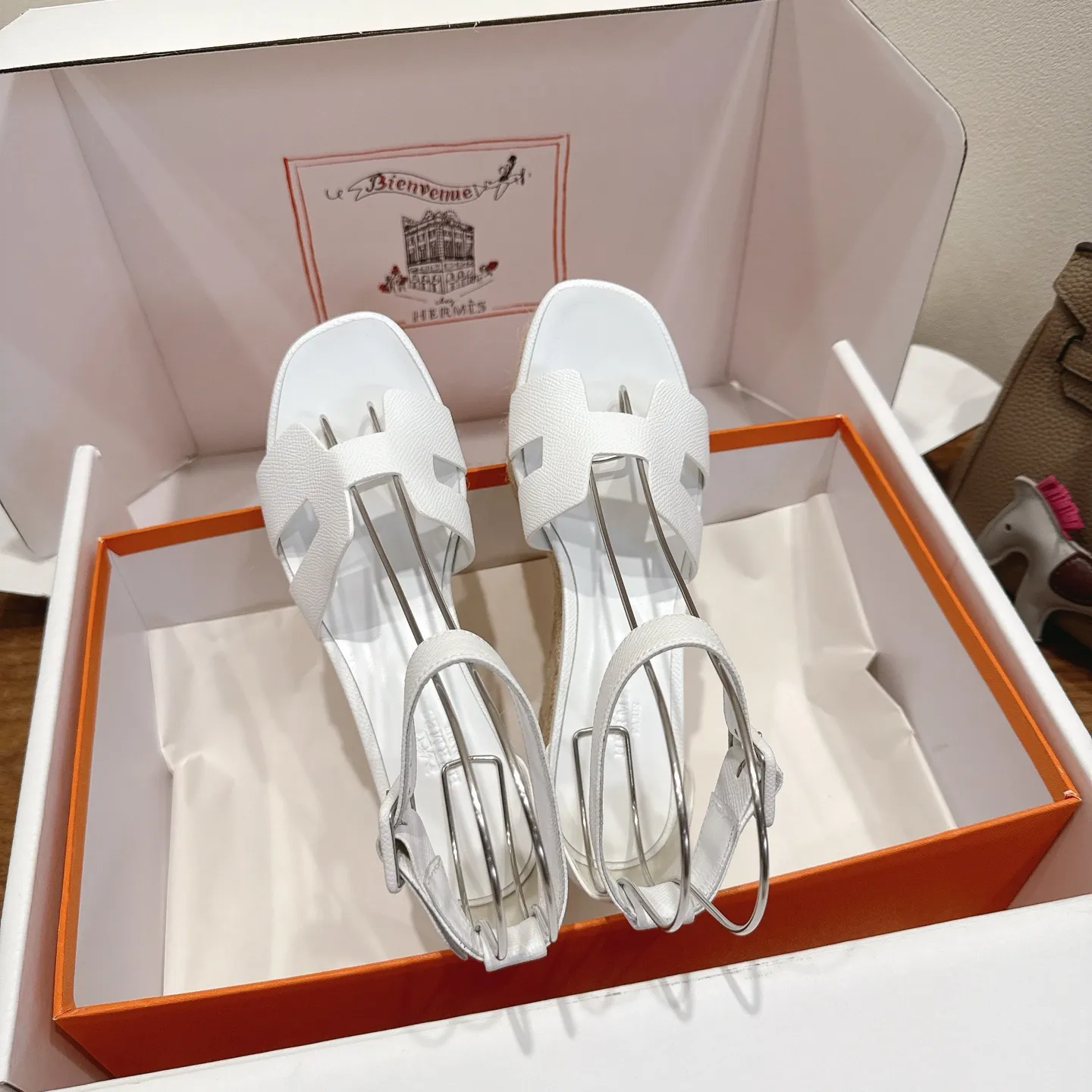 👟👟Ex-factory price 720👟👟 Hermes... a Eclair 2025 new color + popular series, the version is super positive, with a certain thickness, which makes the legs longer! Breathable, comfortable calfskin, spring and summer color matching, this item is both beautiful and comfortable! Channel supply code size: 35-39 can be ordered as 40.41 with airplane box ➕20
